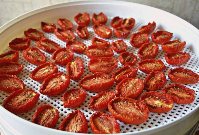 Вяленые помидоры в сушилке для овощей и фруктов