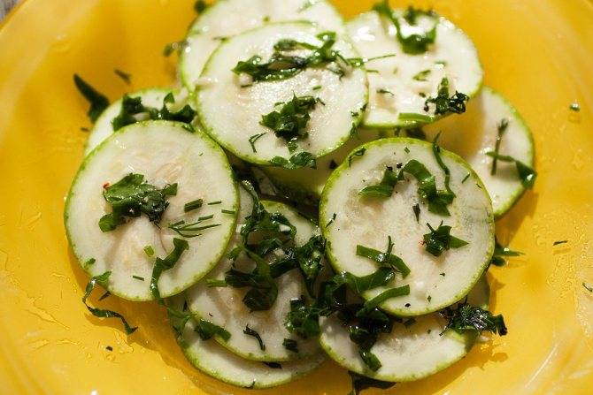 Маринованные кабачки с медом и чесноком быстрого приготовления