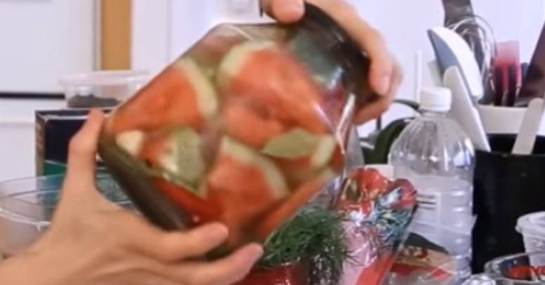 Как мочить арбузы целиком в бочках на зиму в домашних условиях: рецепт с фото