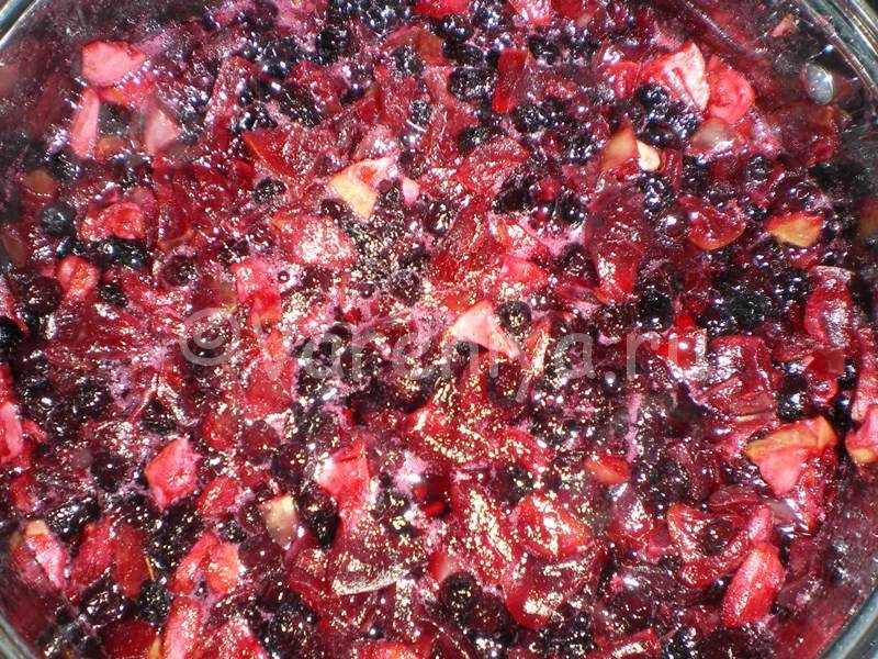 Простой рецепт приготовления варенья из черноплодки с яблоками на зиму