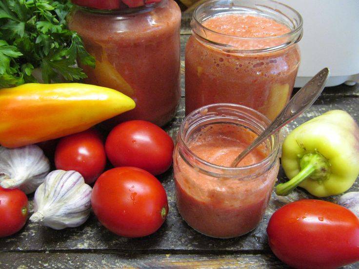 Аджика с хреном и чесноком из помидор на зиму без варки: пошаговые рецепты с фото
