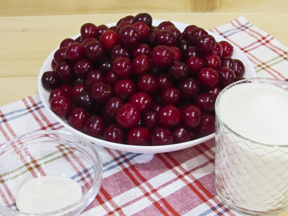 Пошаговый рецепт приготовления вишни в сиропе с косточками на зиму