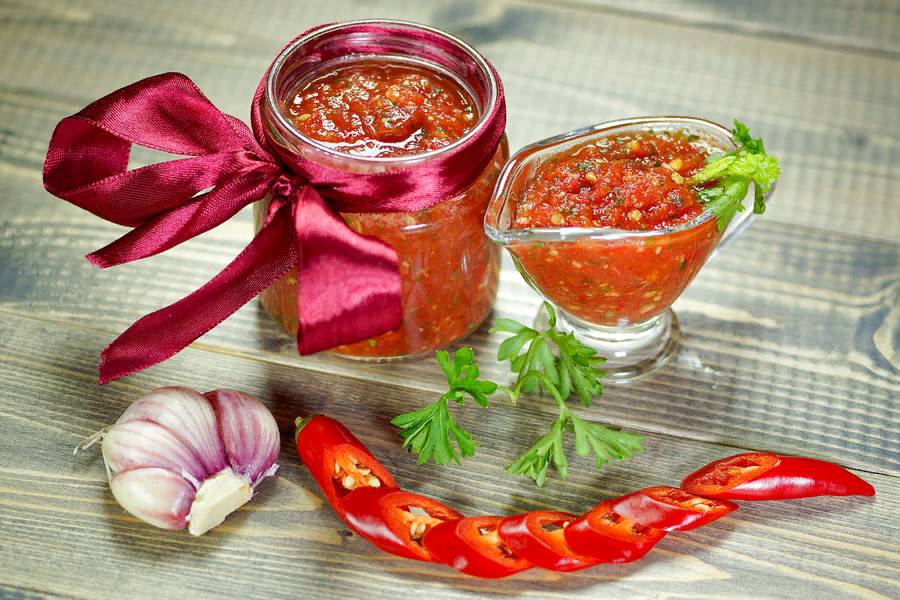 Топ-12 рецептов аджики из помидор и чеснока 2021: классические вкусные заготовки на зиму