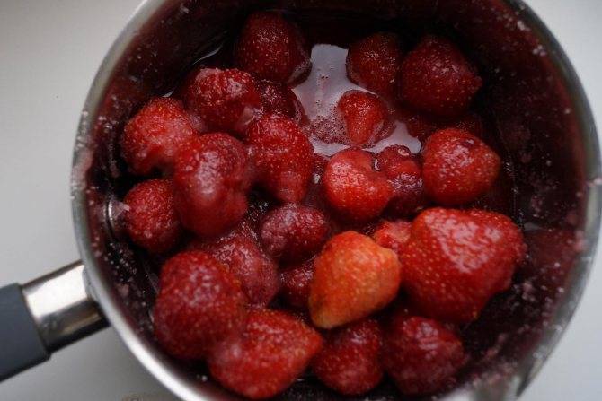 Варим густое клубничное варенье на зиму с целыми ягодами: топ-5 подробных рецептов приготовления