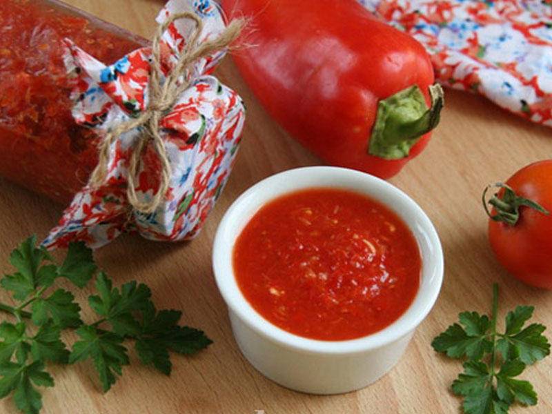Аджика из помидоров с чесноком и хреном: рецепты на зиму (+отзывы)