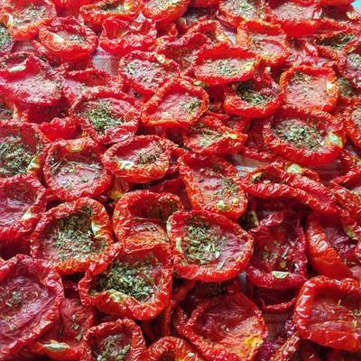 Вяленые томаты в домашних условиях на зиму: пошаговые рецепты в духовке и сушилке, с фото и видео