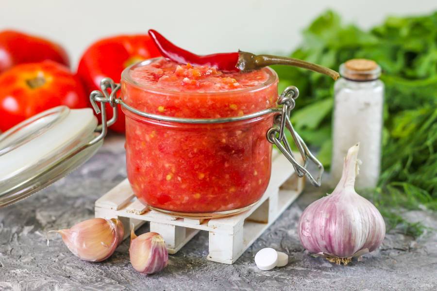 Аджика из помидор и чеснока: классические рецепты на зиму