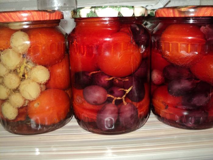 Помидоры с виноградом на зиму в литровых банках (рецепт без стерилизации)