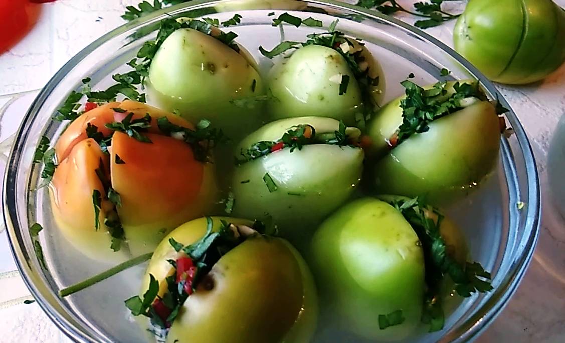 Квашеные зеленые помидоры в банках и в кастрюле – очень вкусные рецепты